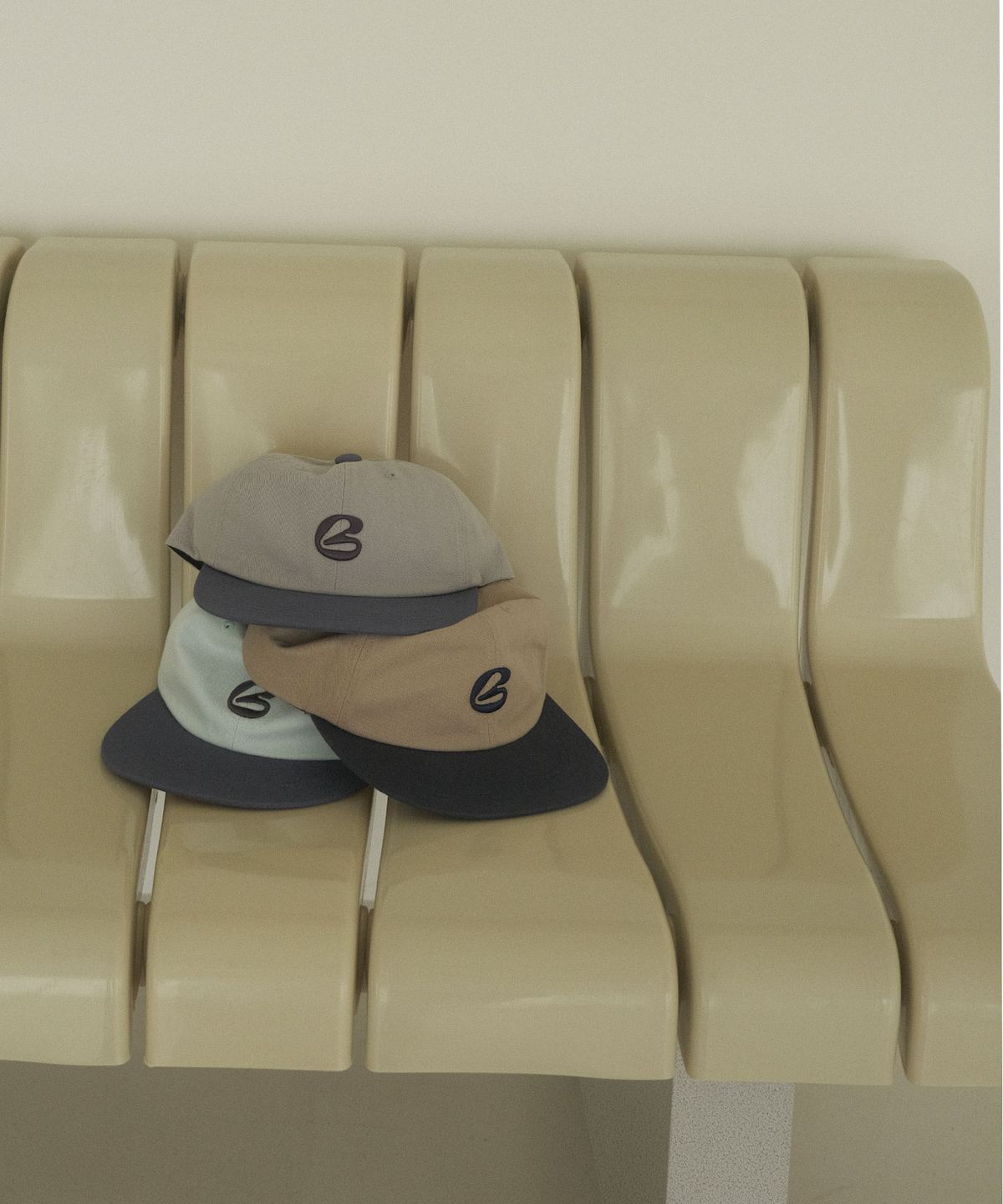 블러프(BLUFF) B 이니셜 로고 투톤 캡 [BEIGE]