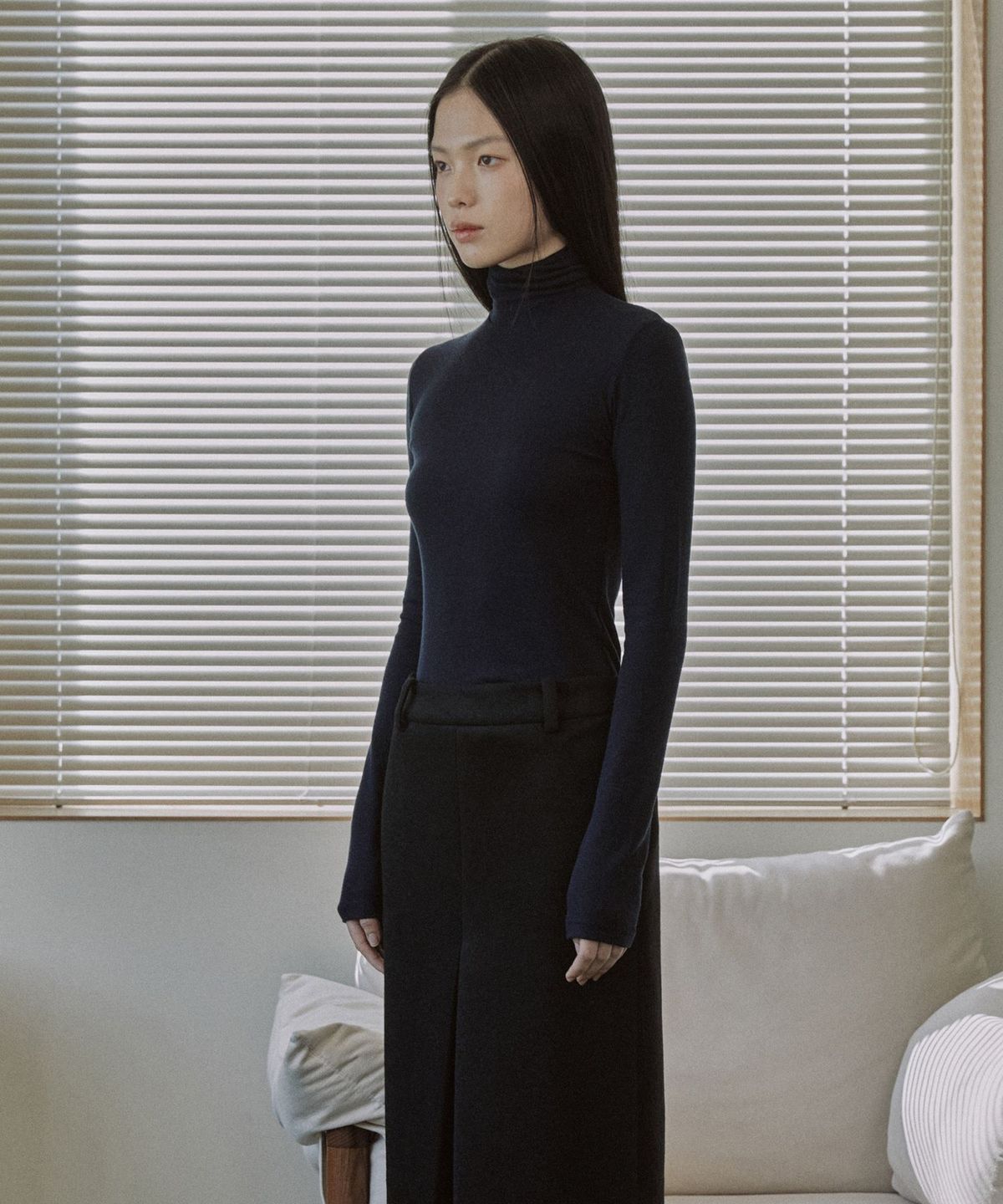 마이스(MAIS) ESSENTIAL RIBBED WOOL TURTLENECK / NAVY