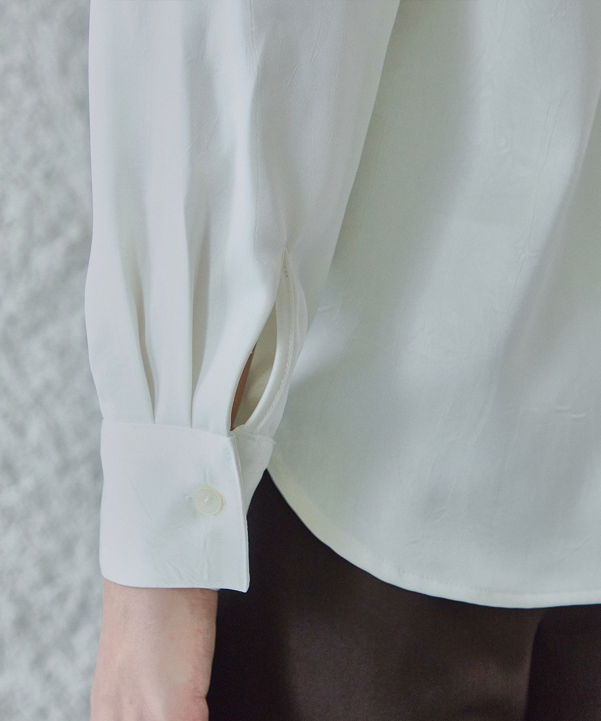 아이에이치알(IHR) 베이직 새틴 셔츠 / 아이보리