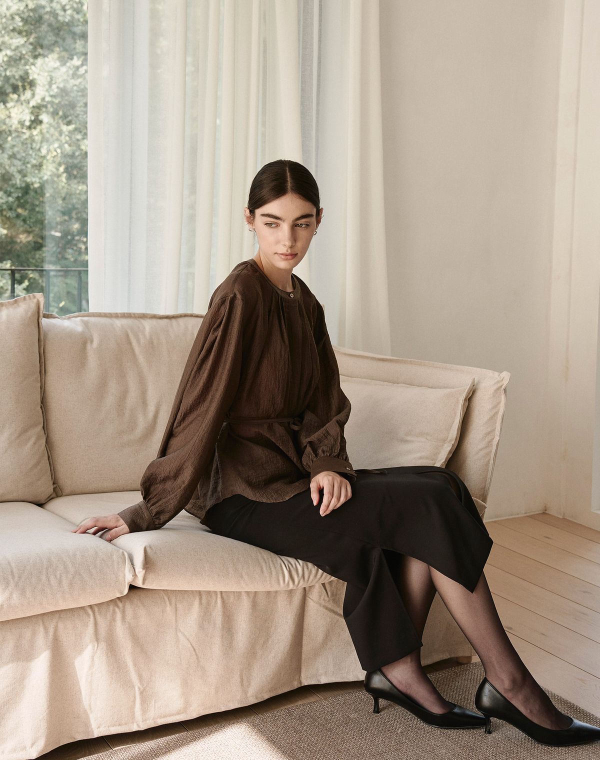지에마르(GIEMAR) 라운드넥 스트랩 블라우스 브라운 ROUND NECK STRAP BLOUSE SKIN BROWN