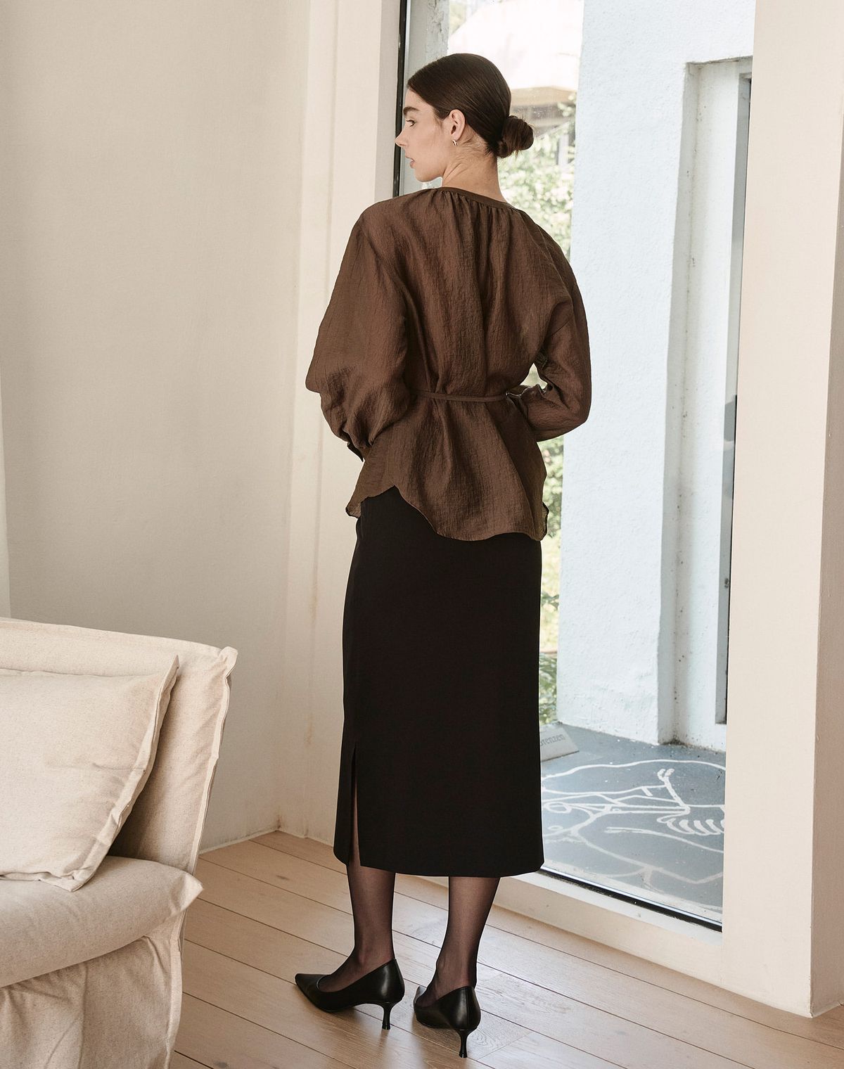 지에마르(GIEMAR) 라운드넥 스트랩 블라우스 브라운 ROUND NECK STRAP BLOUSE SKIN BROWN