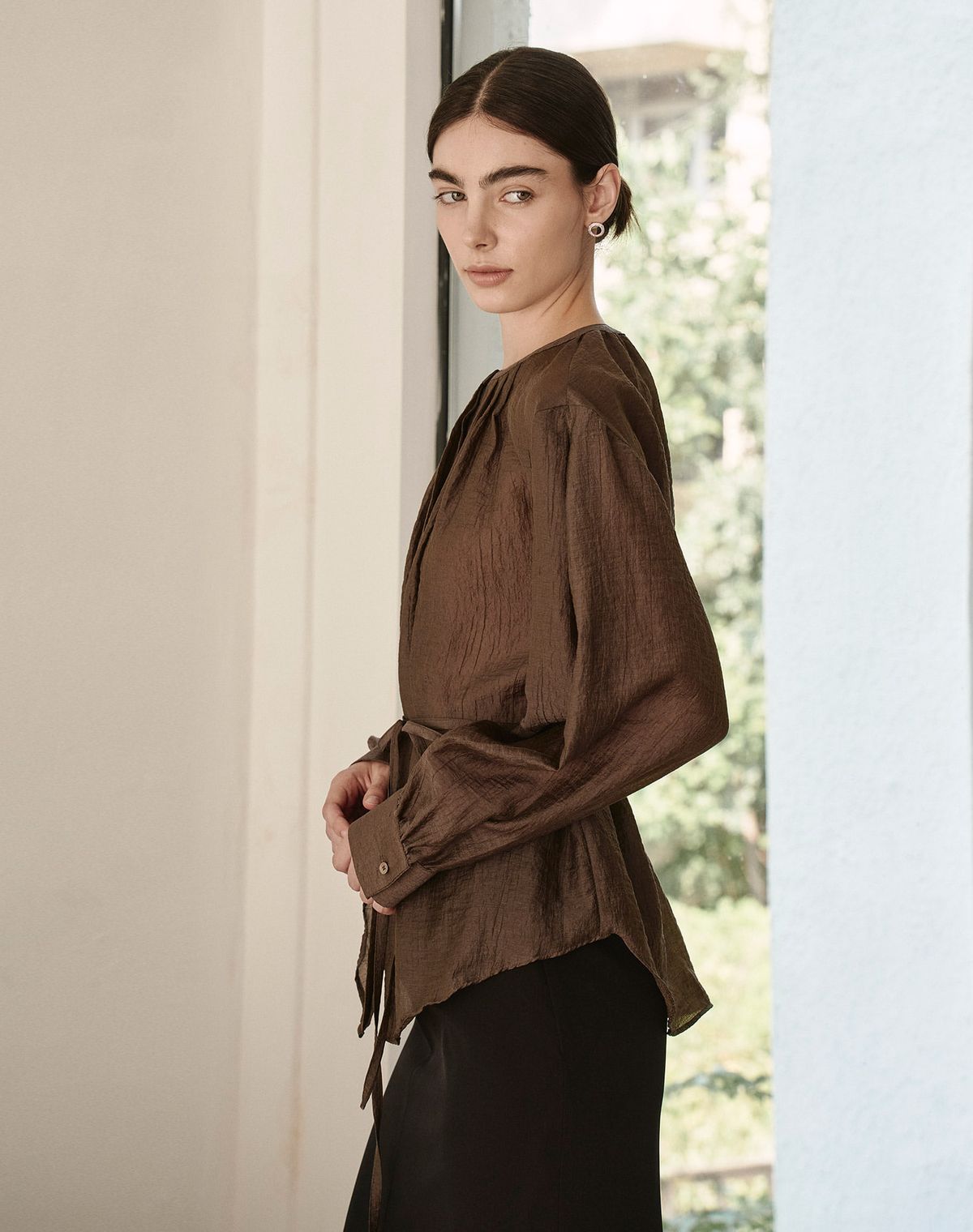 지에마르(GIEMAR) 라운드넥 스트랩 블라우스 브라운 ROUND NECK STRAP BLOUSE SKIN BROWN