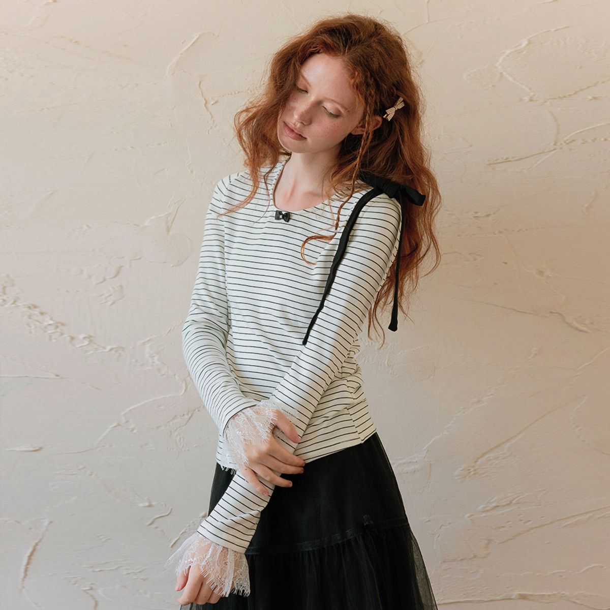 던드롭(DUNDROP) DD_Shoulder cut-out striped top