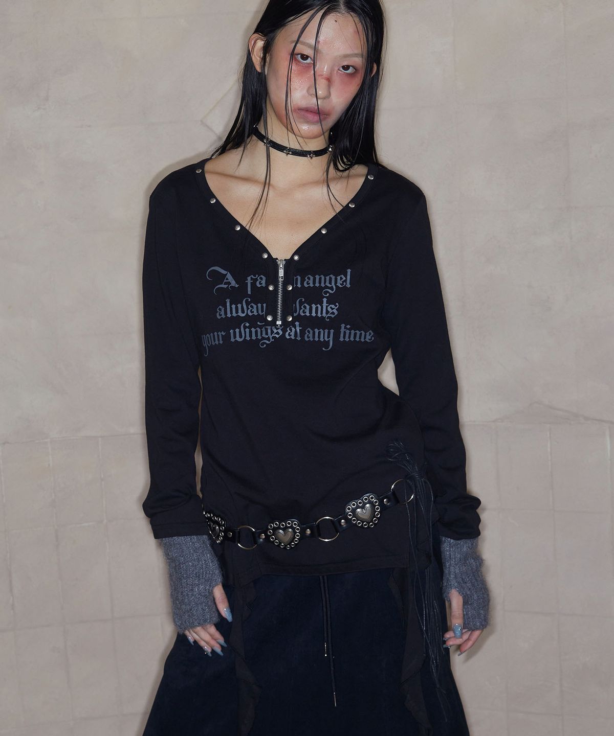 낫노잉(NOTKNOWING) Stud V-Neck Ruffle Top (BLACK)
