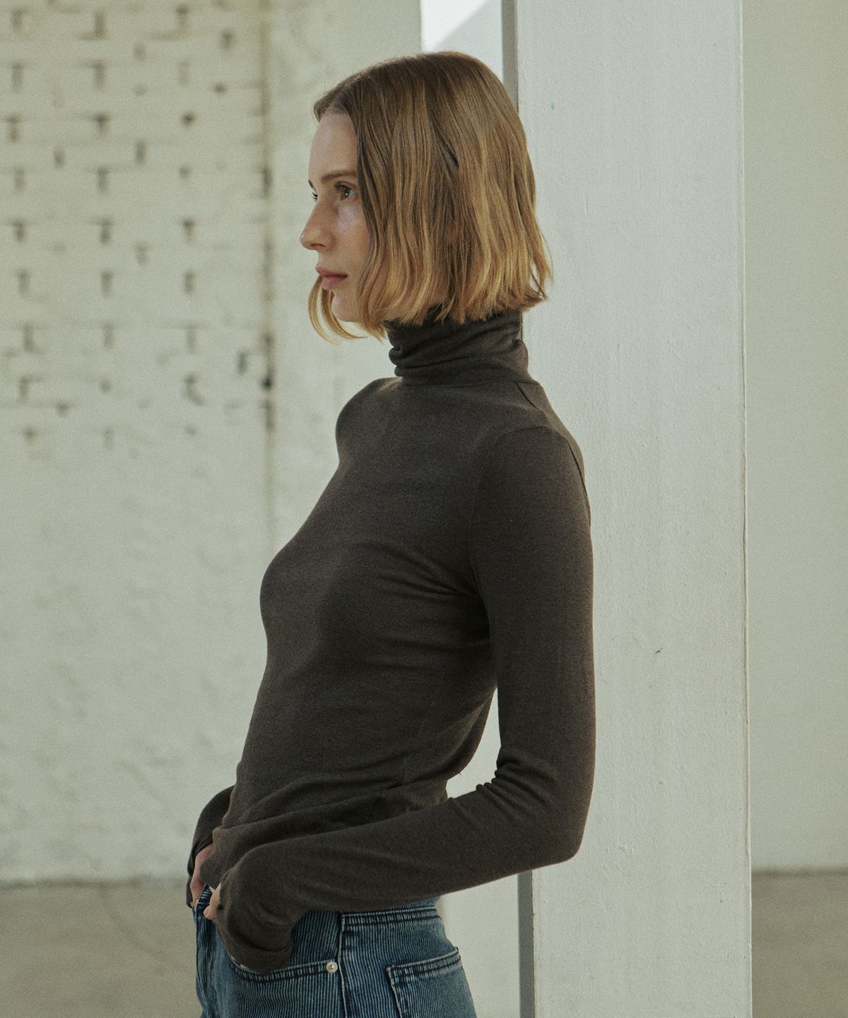 엽페(YUPPE) BASIC TURTLENECK T-SHIRT_BROWN