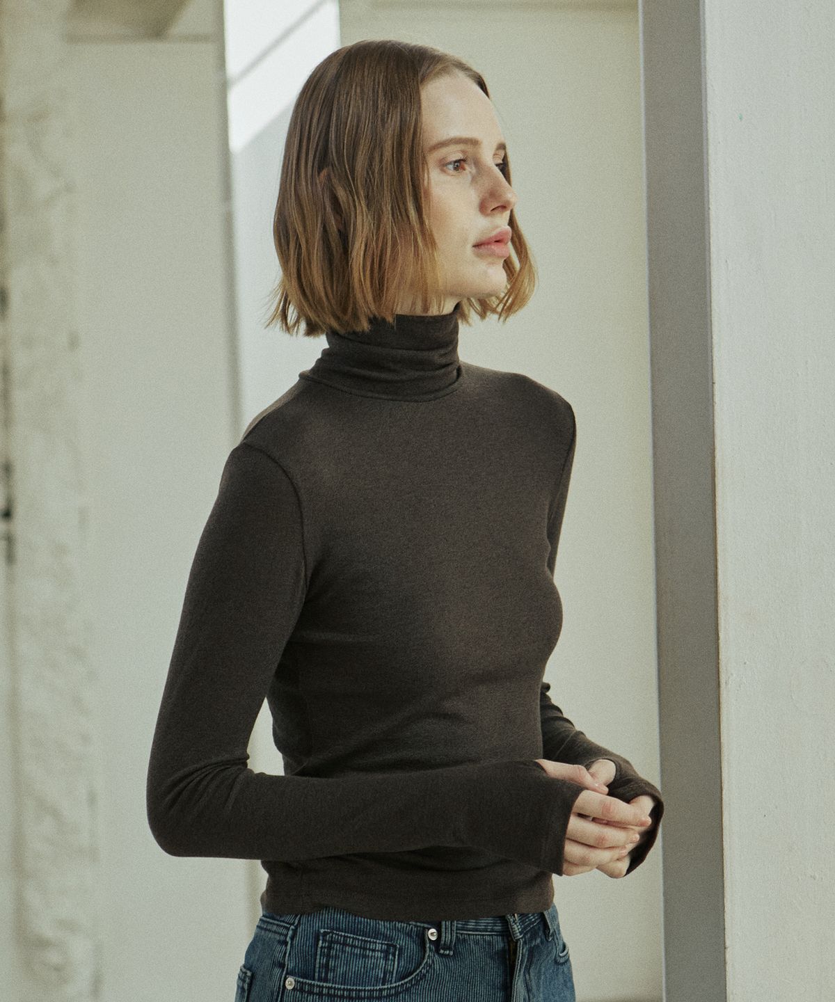엽페(YUPPE) BASIC TURTLENECK T-SHIRT_BROWN