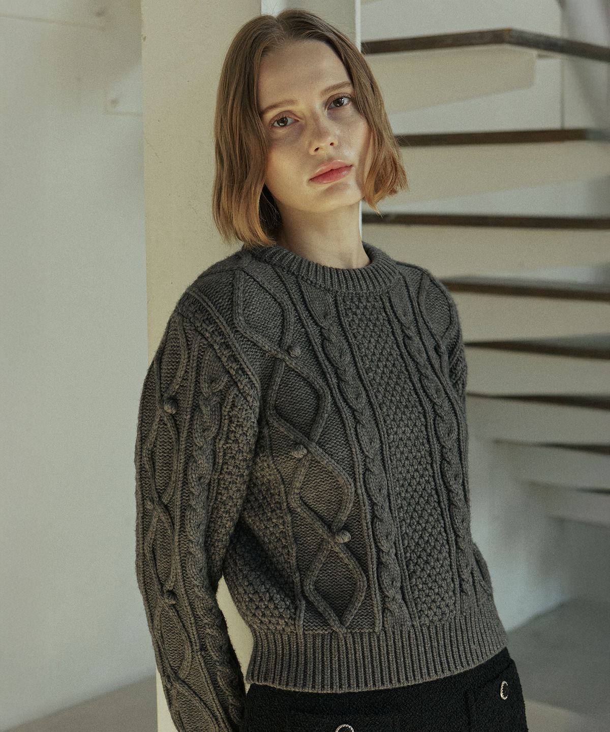 엽페(YUPPE) BELL CABLE KNIT_CHARCOAL