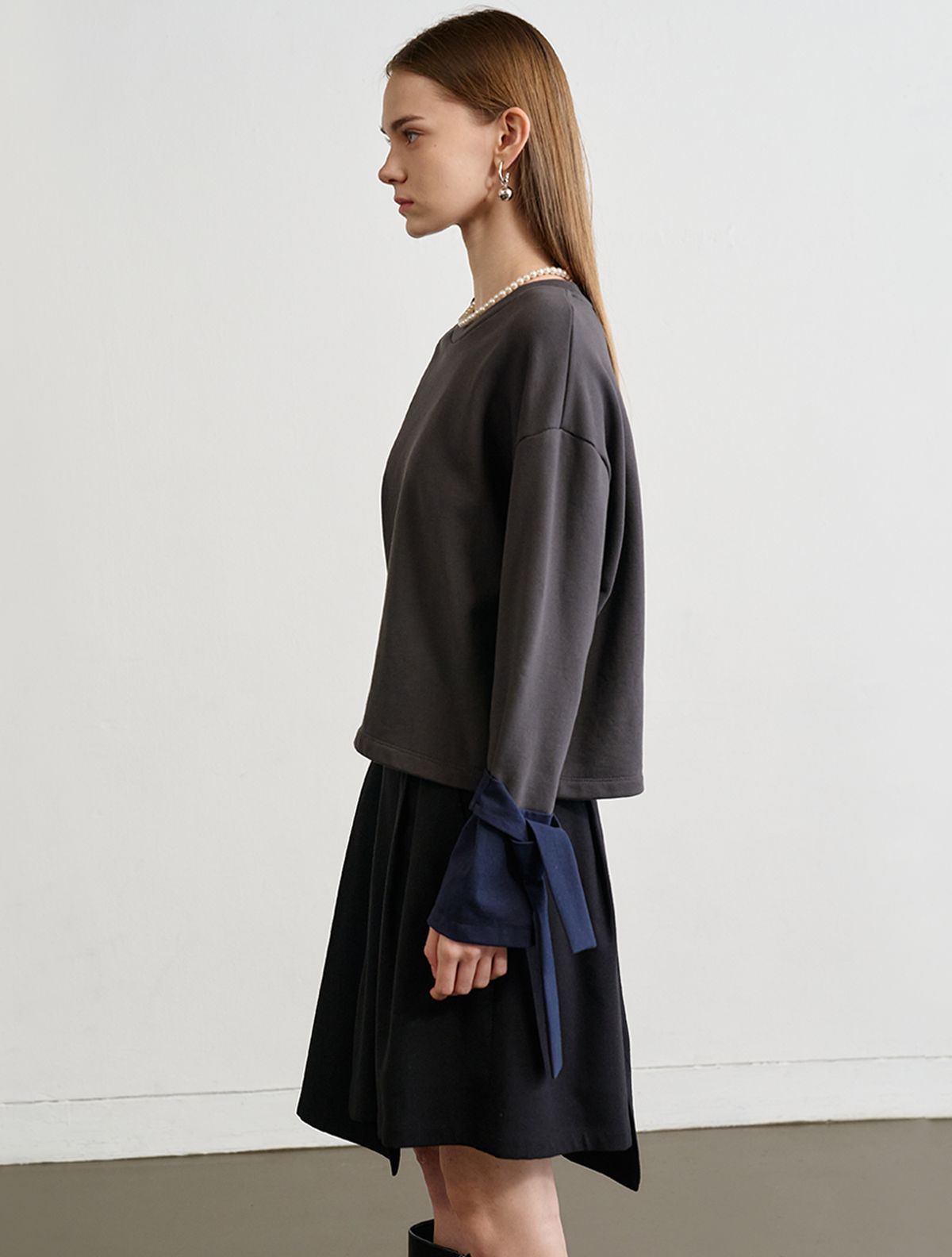 르이엘(LE YIEL) Color Sleeve Crop Sweatshirt_Charcoal Grey 컬러 슬리브 크롭 스웨트셔츠_차콜 그레이