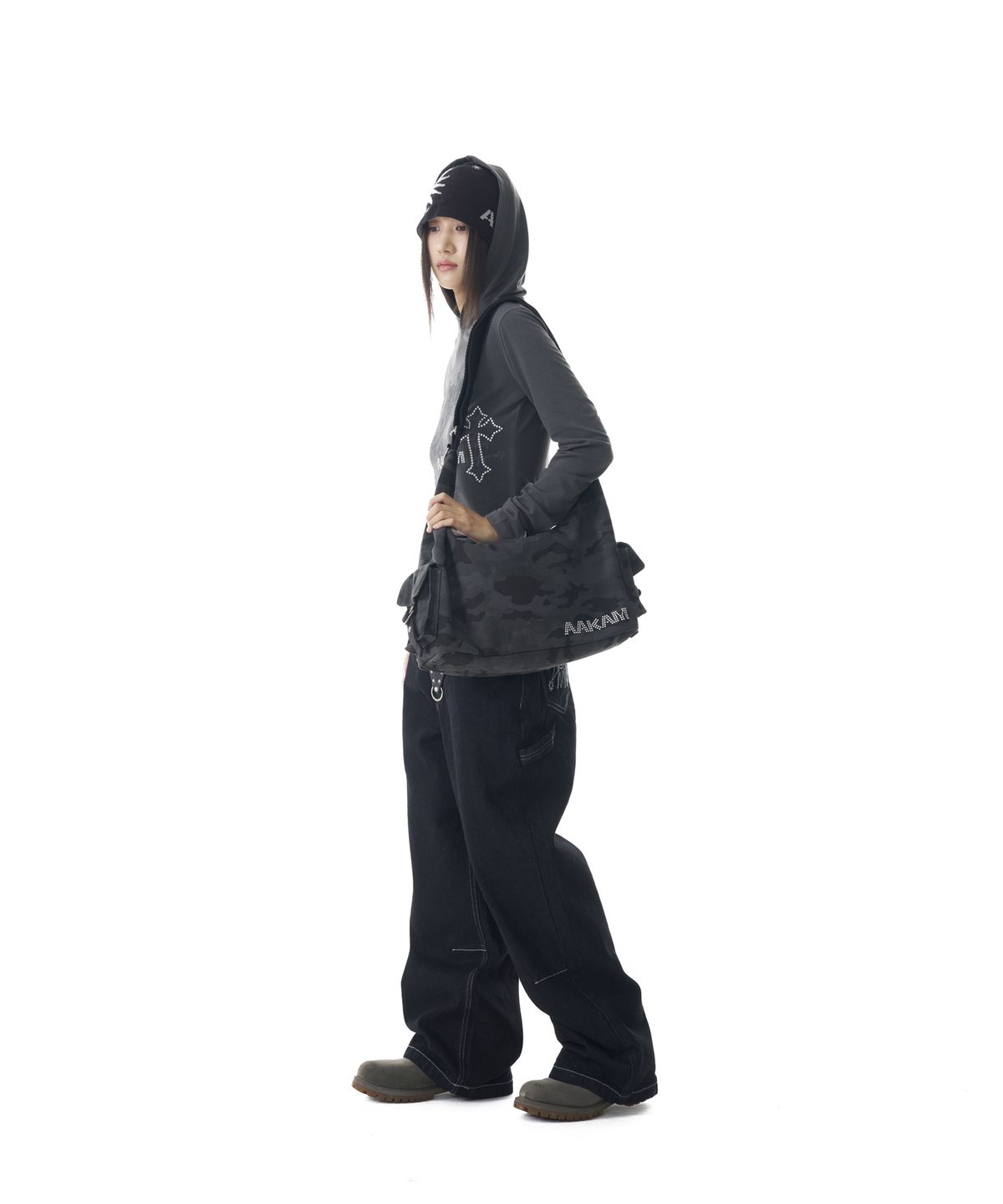 아캄(AAKAM) Camouflage Studded Logo Cross Bag (Black)