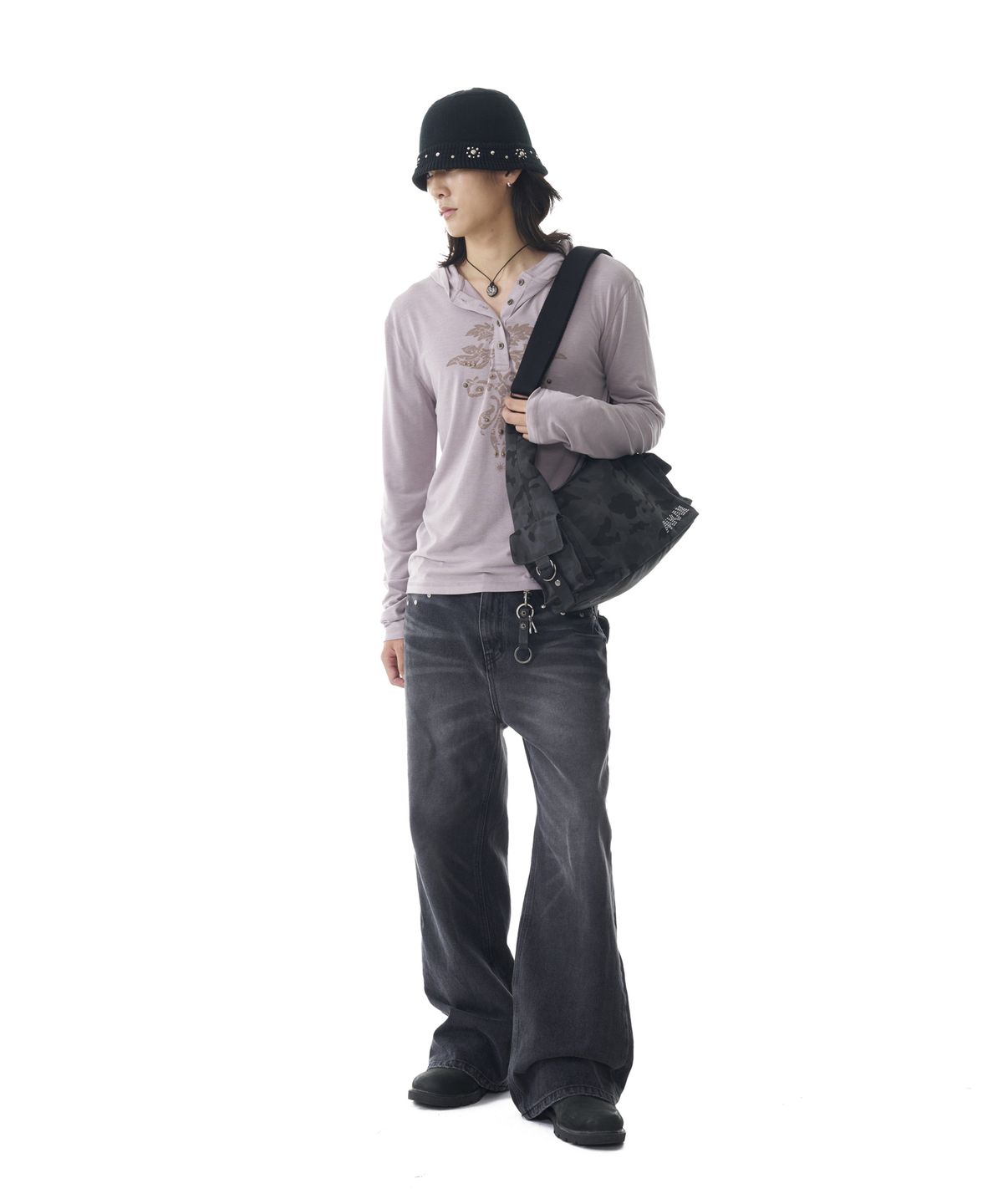 아캄(AAKAM) Camouflage Studded Logo Cross Bag (Black)