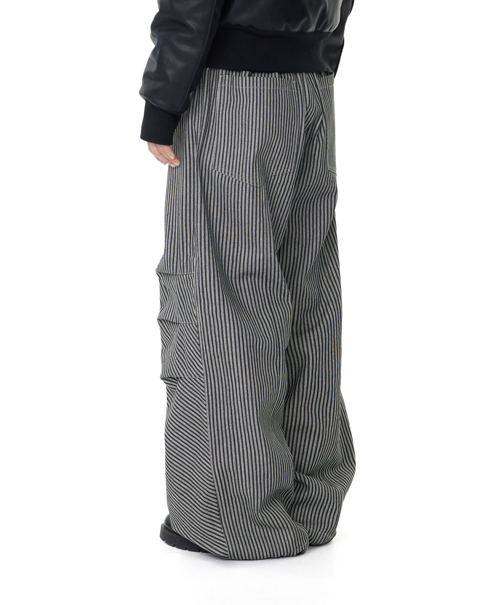 MUSINSA公式 | AAKAM Knee Pin-tuck Stripe Denim Pants (Black)