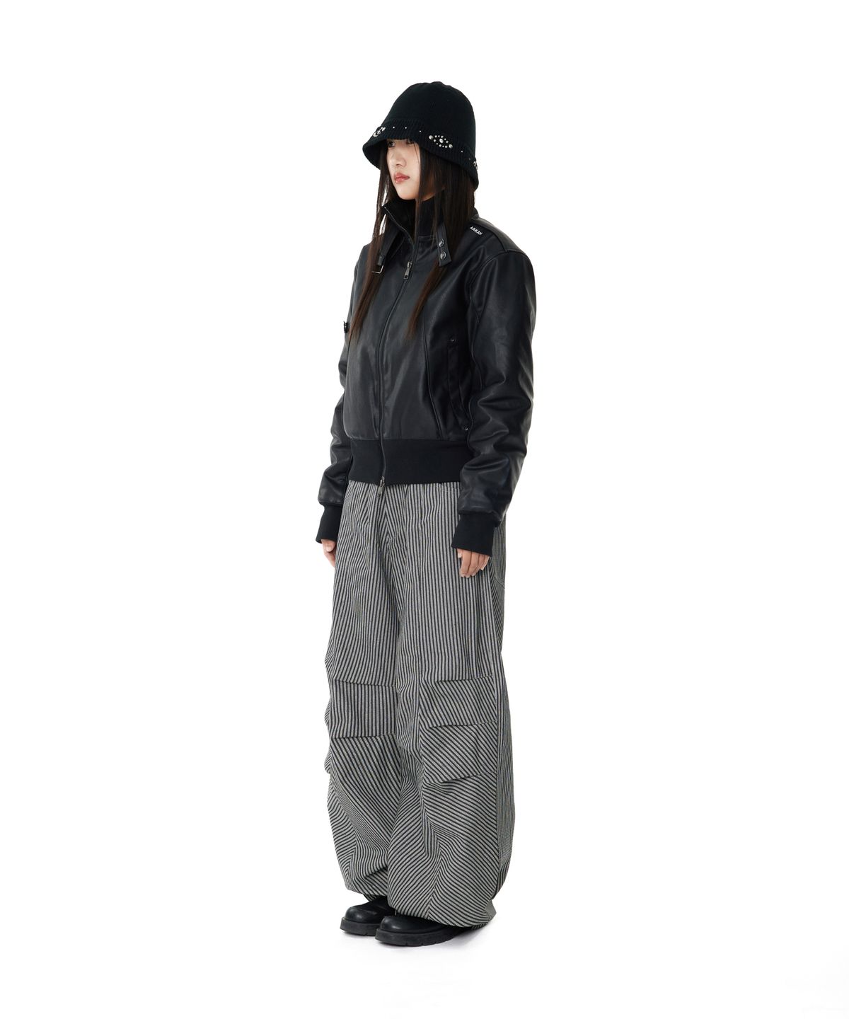 아캄(AAKAM) Knee Pin-tuck Stripe Denim Pants (Black)