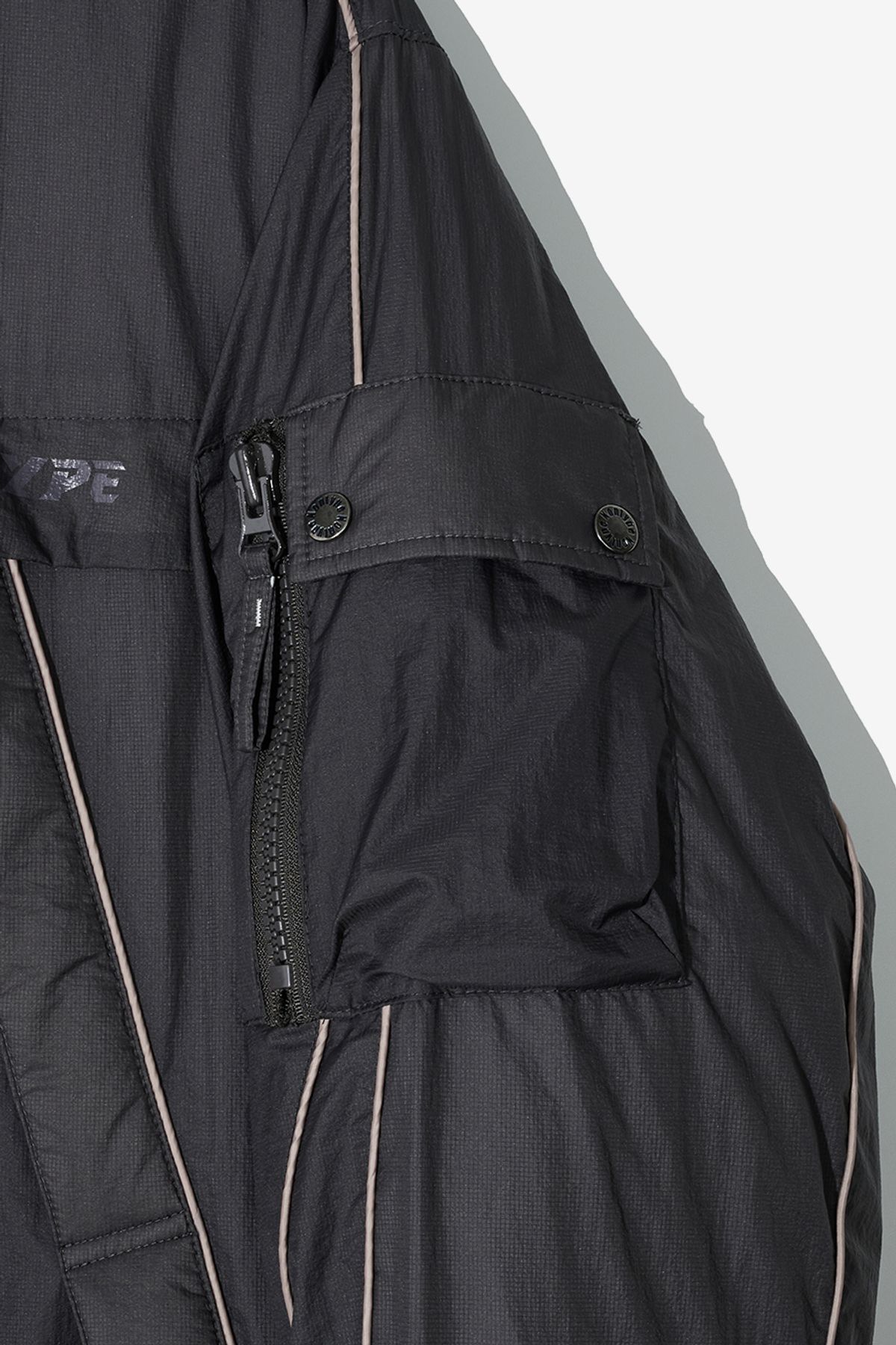 논타입(NONTYPE) HIDDEN HOOD PIPING MONSTER JUMPER (CHARCOAL)