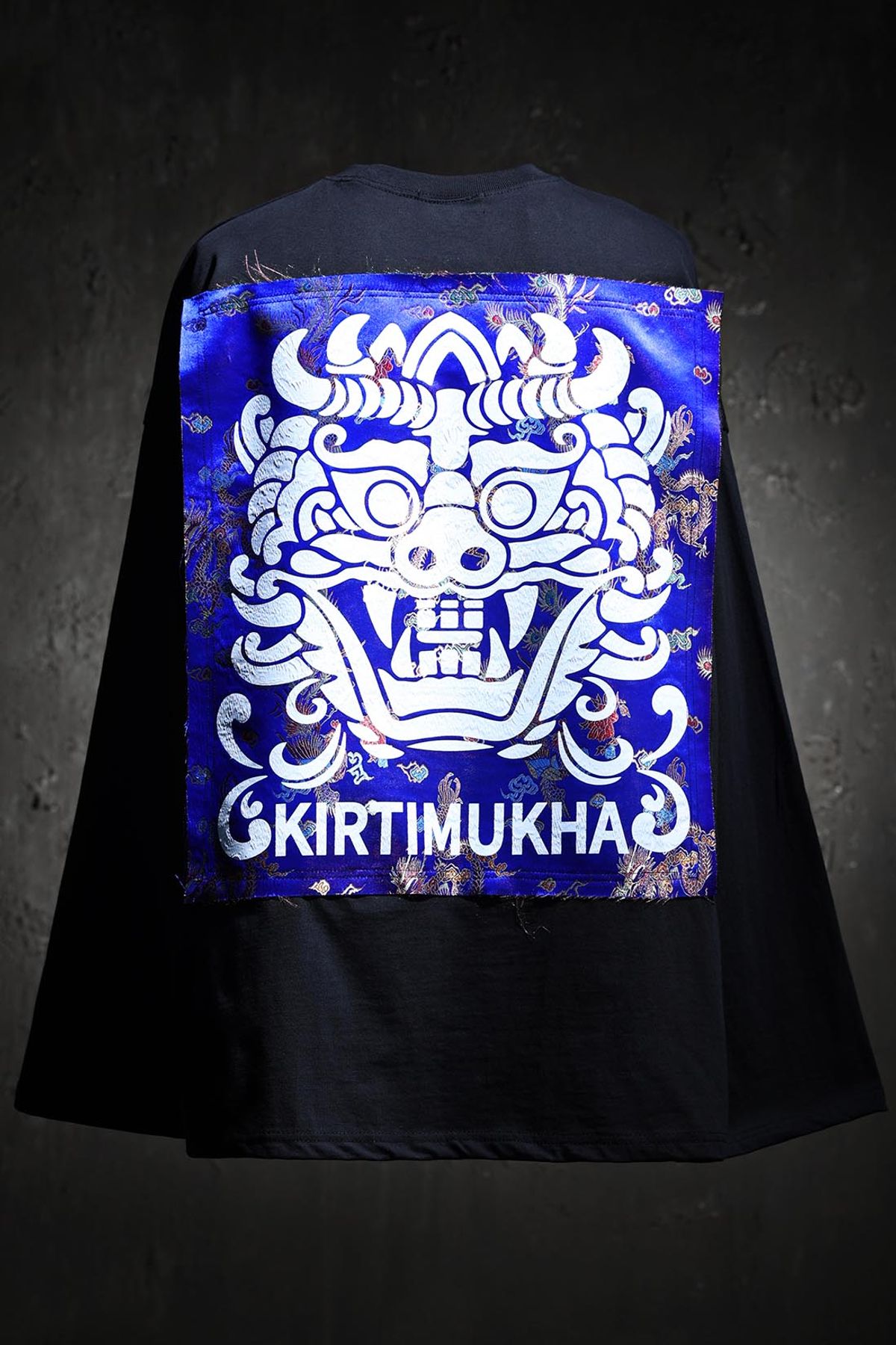 키르티무카(KIRTIMUKHA) 블루 오리엔탈 패브릭 패치 티셔츠 블랙