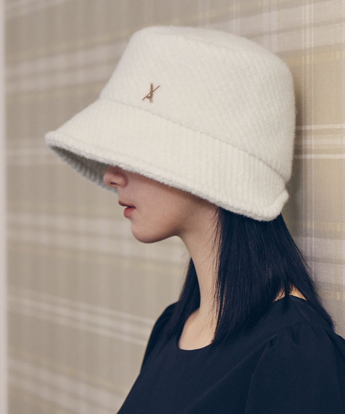 바잘(VARZAR) VA 스터드 플리스 보닛햇 화이트