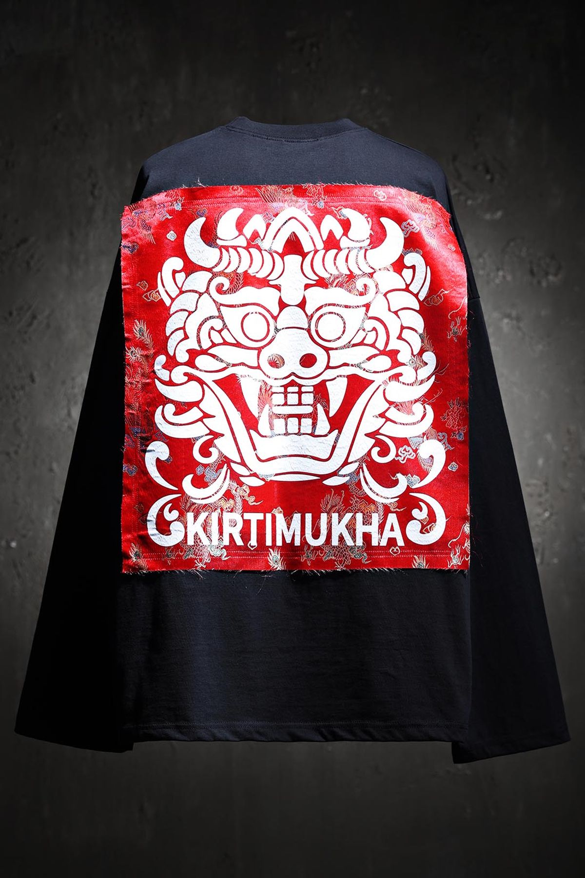 키르티무카(KIRTIMUKHA) 레드 오리엔탈 패브릭 패치 티셔츠 블랙
