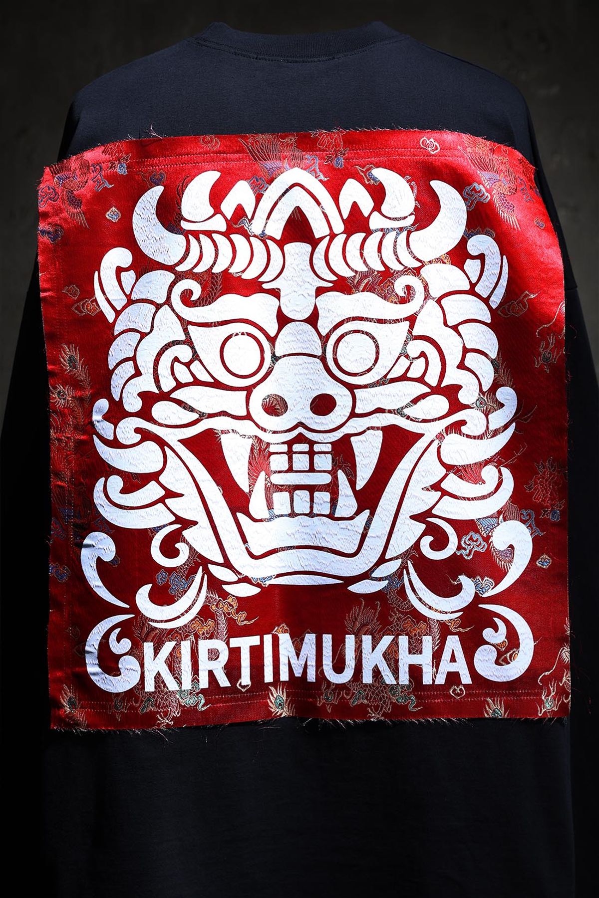 키르티무카(KIRTIMUKHA) 레드 오리엔탈 패브릭 패치 티셔츠 블랙