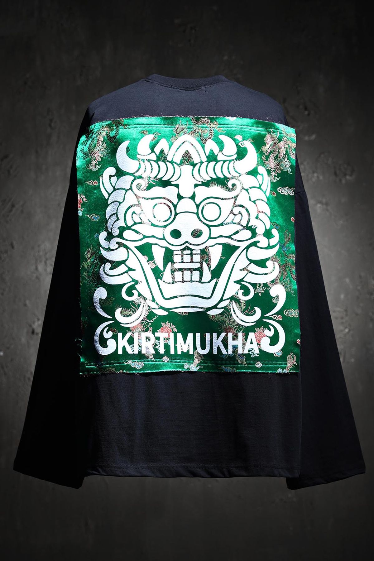 키르티무카(KIRTIMUKHA) 그린 오리엔탈 패브릭 패치 티셔츠 블랙