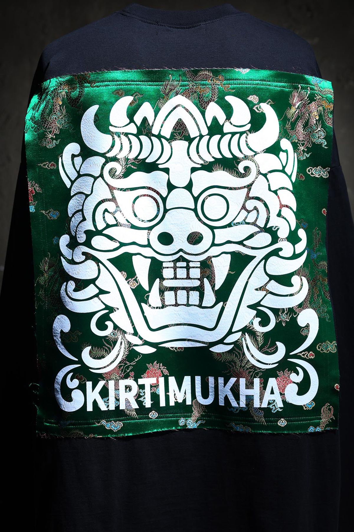 키르티무카(KIRTIMUKHA) 그린 오리엔탈 패브릭 패치 티셔츠 블랙