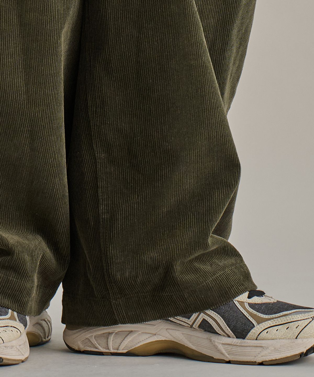 논타입(NONTYPE) CORDUROY ONE TUCK WIDE PANTS (KHAKI)