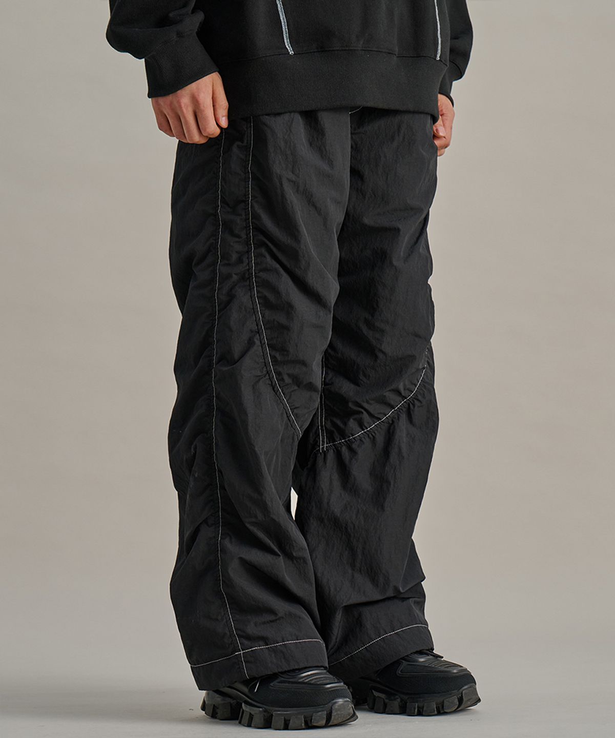 논타입(NONTYPE) CURVED STITCH PADDED PARKA PANTS (BLACK)