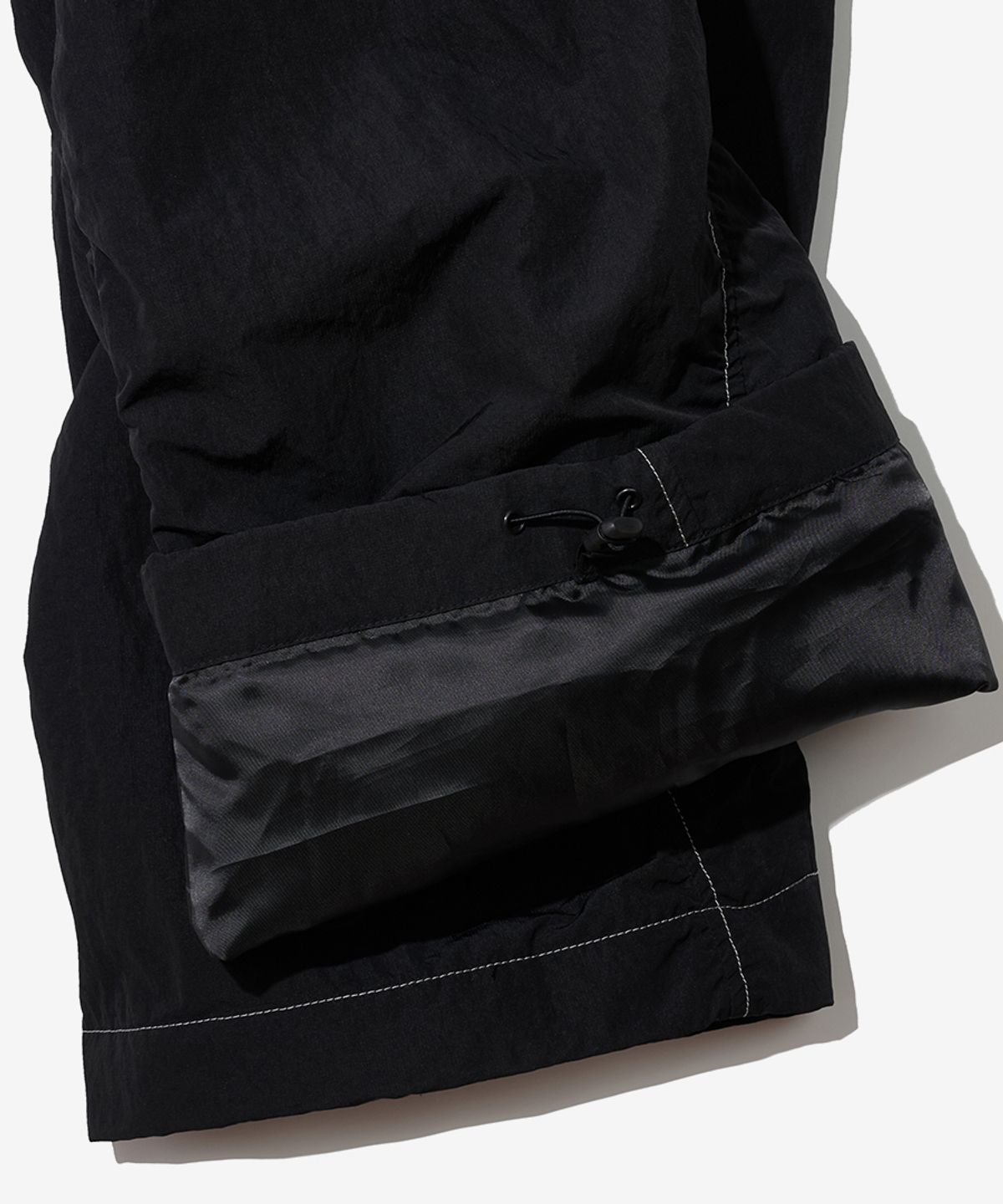 논타입(NONTYPE) CURVED STITCH PADDED PARKA PANTS (BLACK)