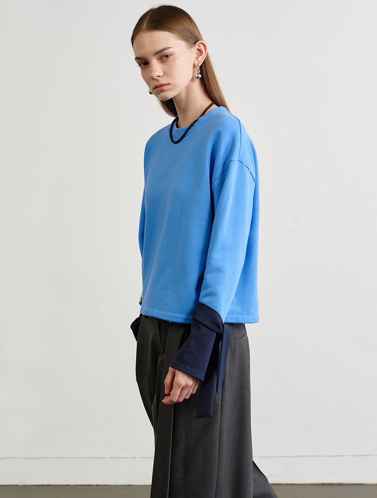 르이엘(LE YIEL) Color Sleeve Crop Sweatshirt_Blue 컬러 슬리브 크롭 스웨트셔츠_블루