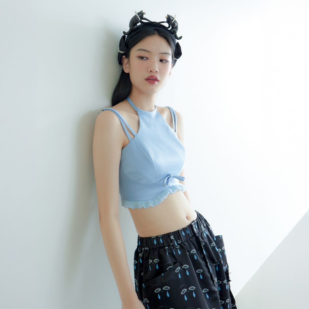 러뷰이(LOVUEE) 블루 새틴 리본 홀터 탑