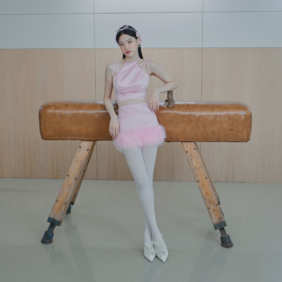 러뷰이(LOVUEE) 핑크 새틴 리본 홀터 탑