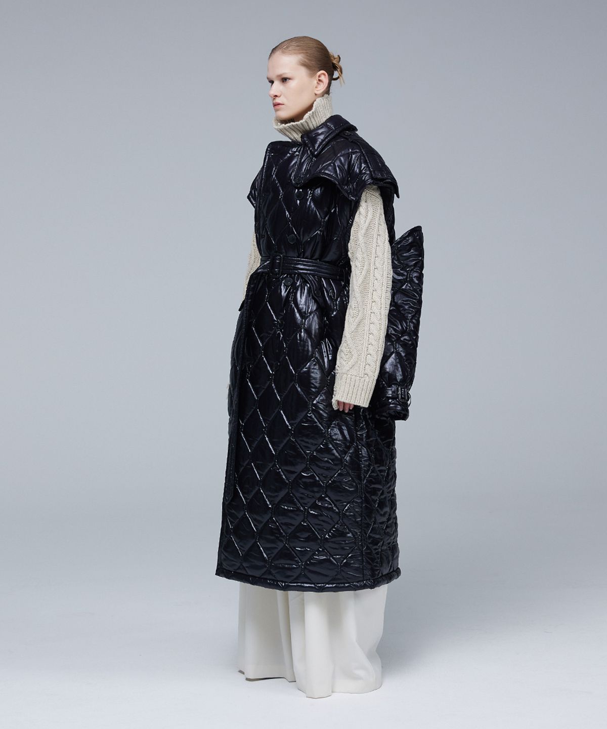 므아므(MMAM) Glossy quilting off-sleeve trench coat