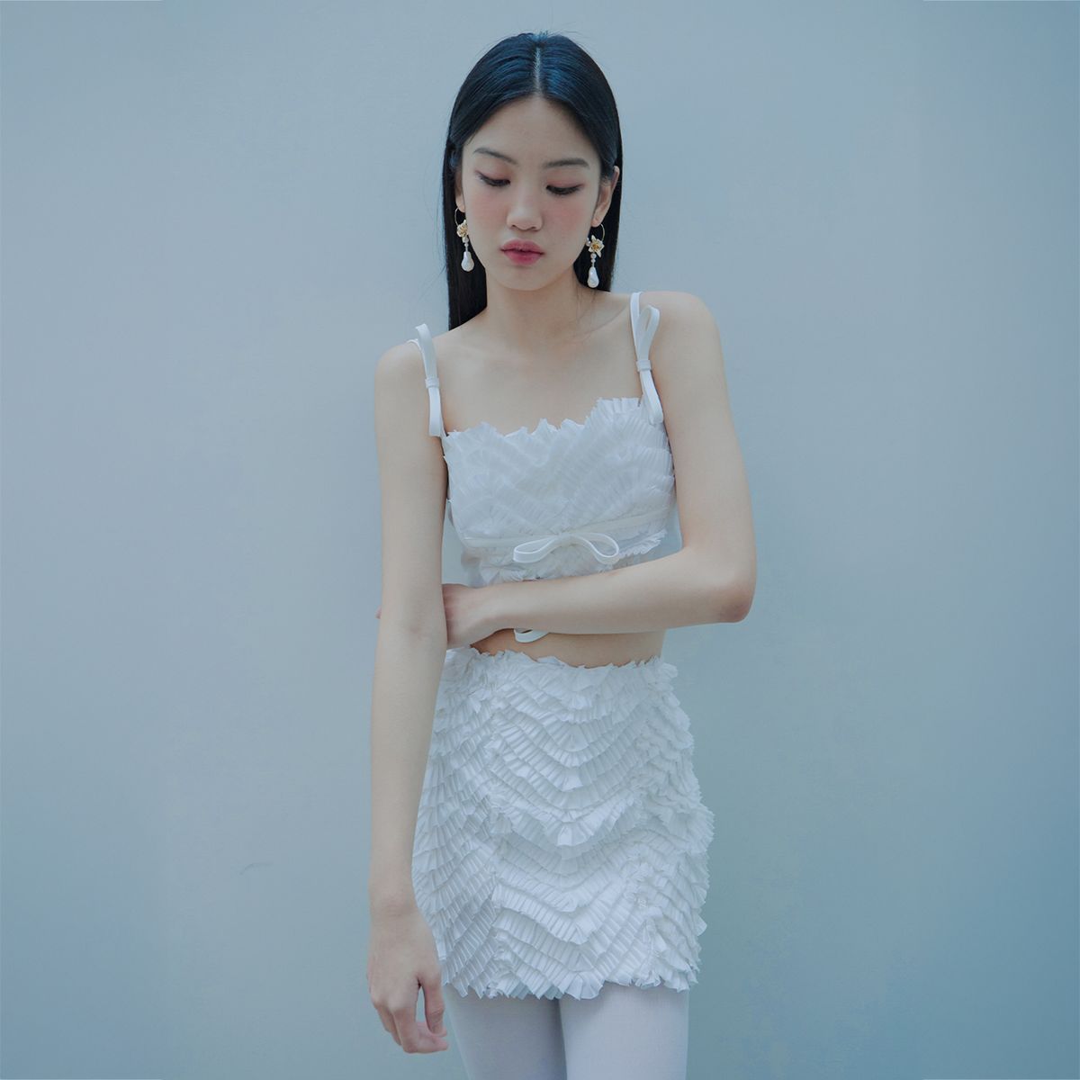 러뷰이(LOVUEE) 화이트 프릴 엔젤 탑