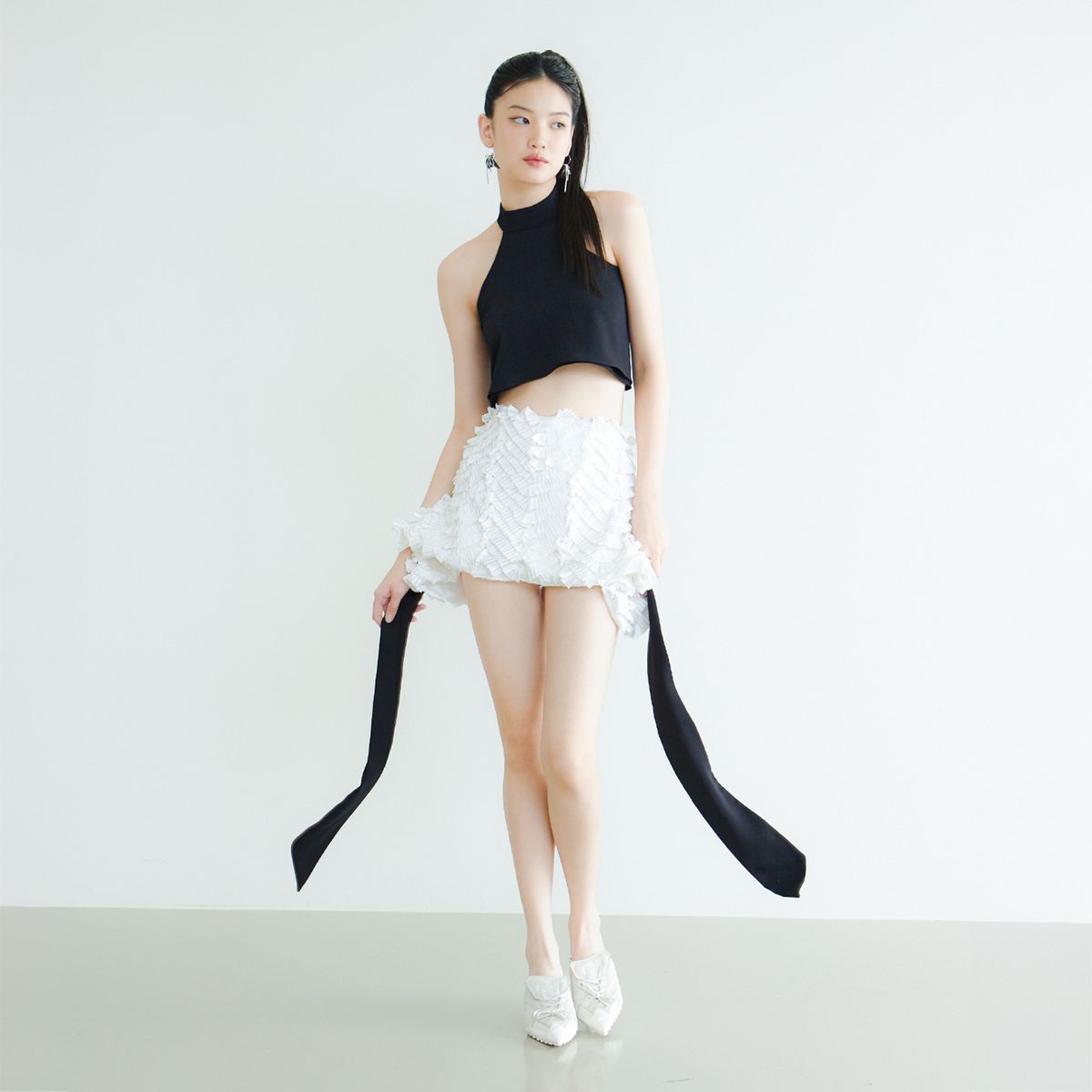 러뷰이(LOVUEE) 블랙 롱 리본 홀터 탑