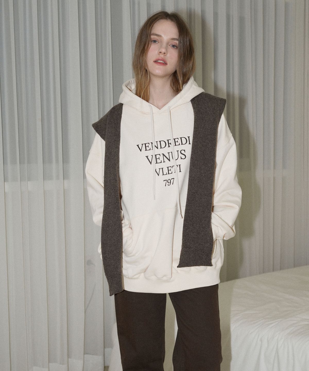블레티(VLETI) [남녀공용] Tentadumble Oversized Logo Hoodie (Cream)