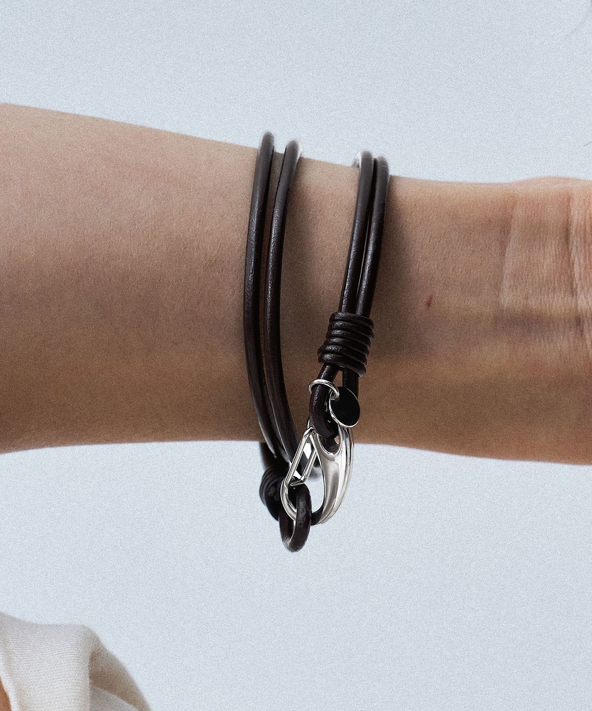 스칼렛또블랙(SCALETTOBLACK) RSM026 Brown Hide Two Line Karabiner Bracelet