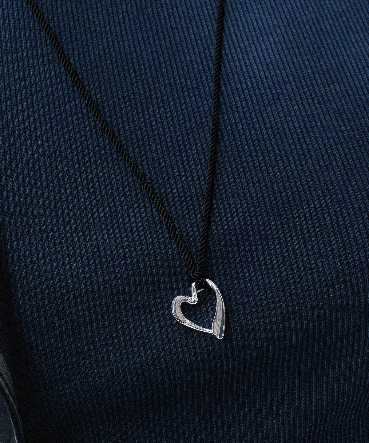 스칼렛또(SCALETTO) RS010 Curved Chain Like Heart Pendent Necklace