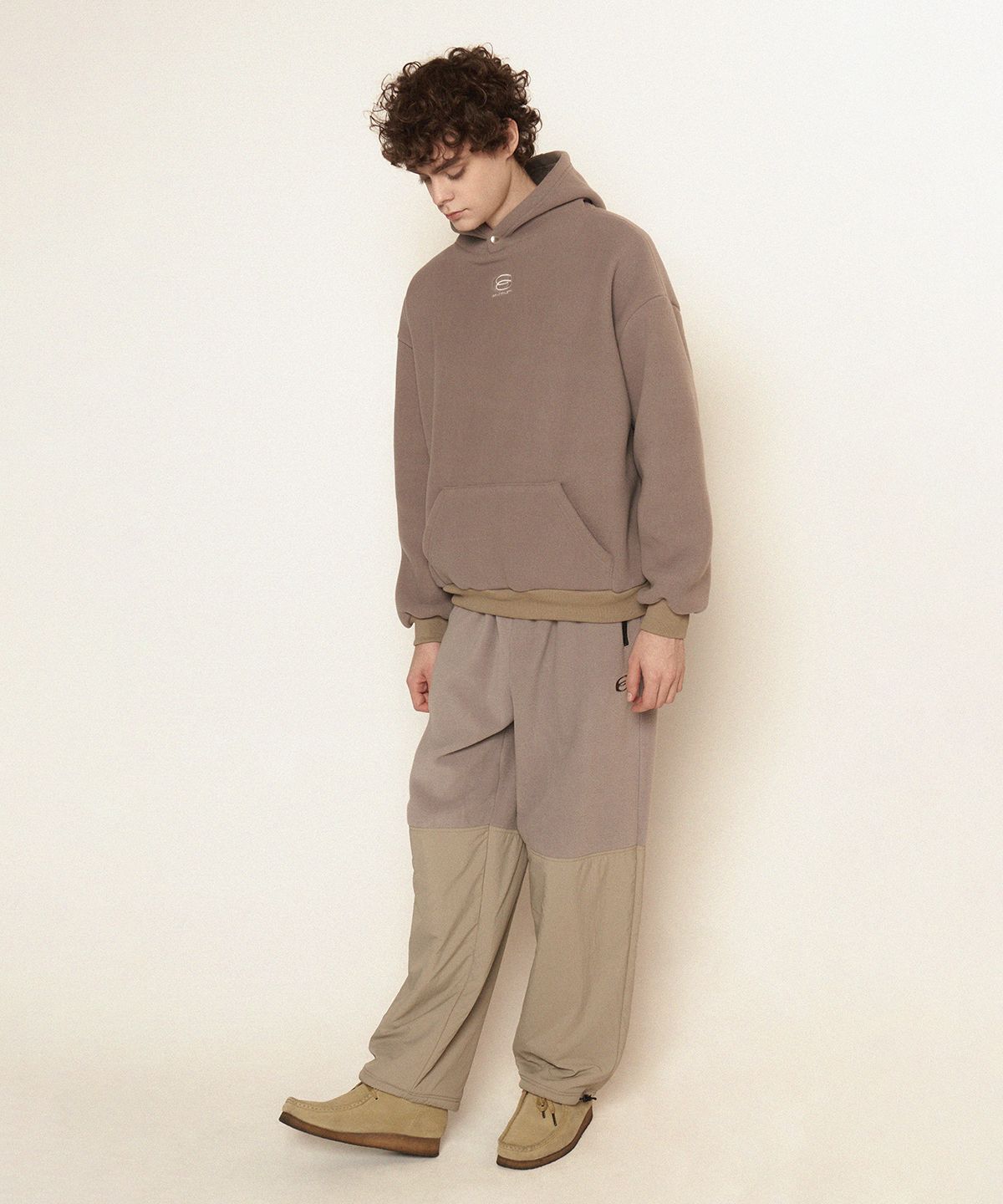 보나츠 팔레트(BONATSPALETTE) BP 심볼 로고 플리스 후디_KHAKI BEIGE