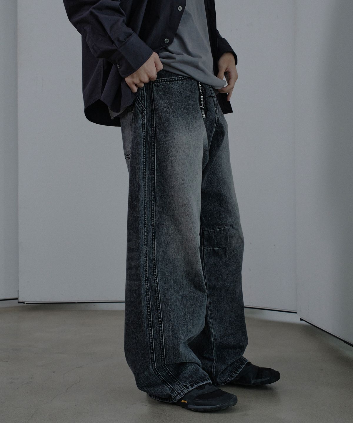 다이브인(DIVEIN) WIDE CURVED DENIM PANTS (WASHED BLACK)