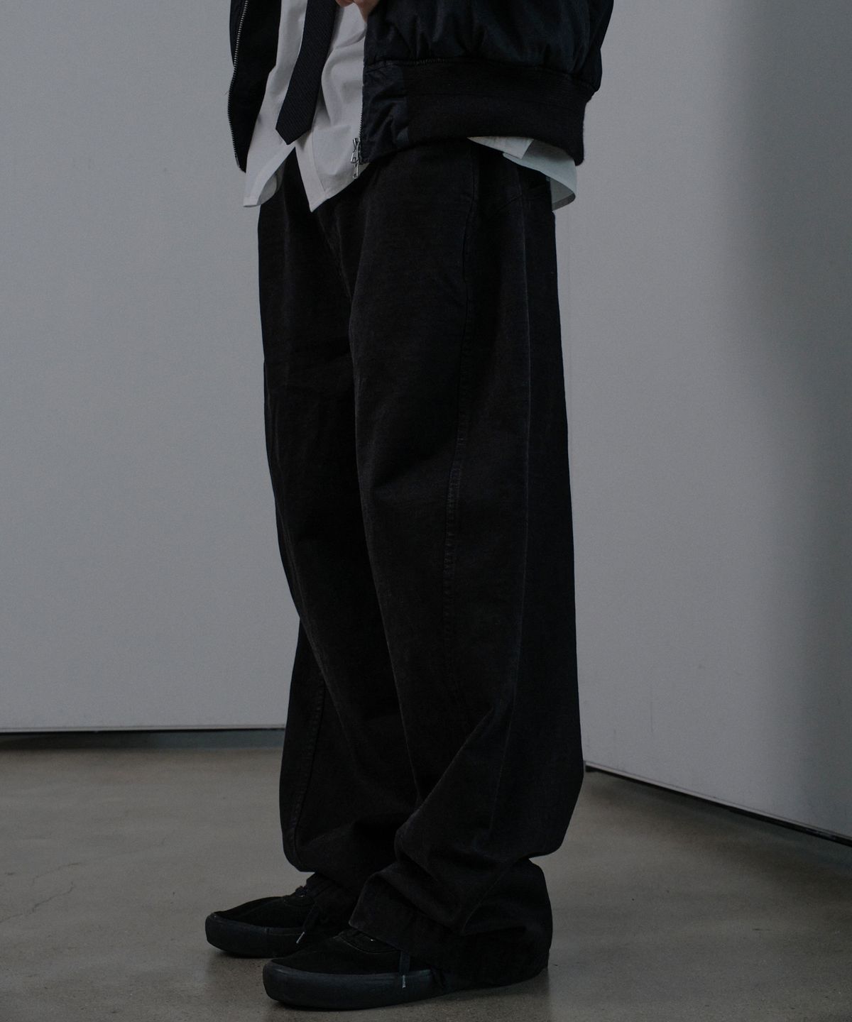 다이브인(DIVEIN) WASHED CURVED CHINO PANTS (BLACK)