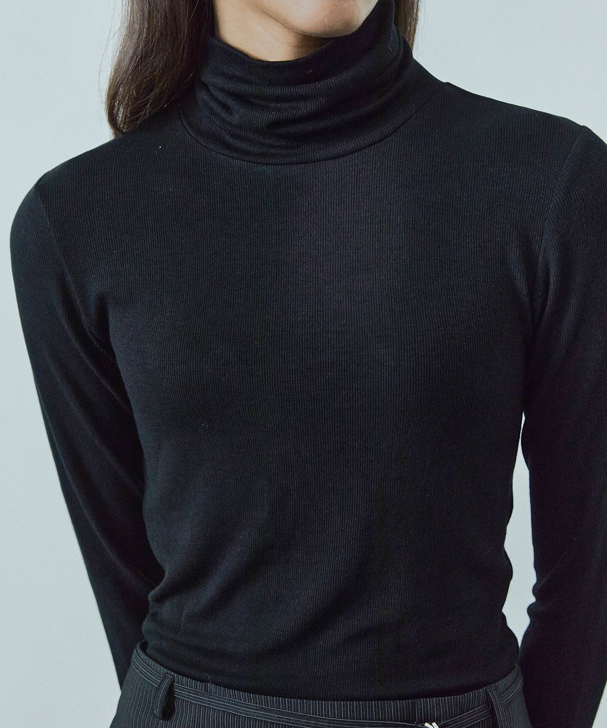 아이에이치알(IHR) 버튼 디테일 터틀넥 / 블랙