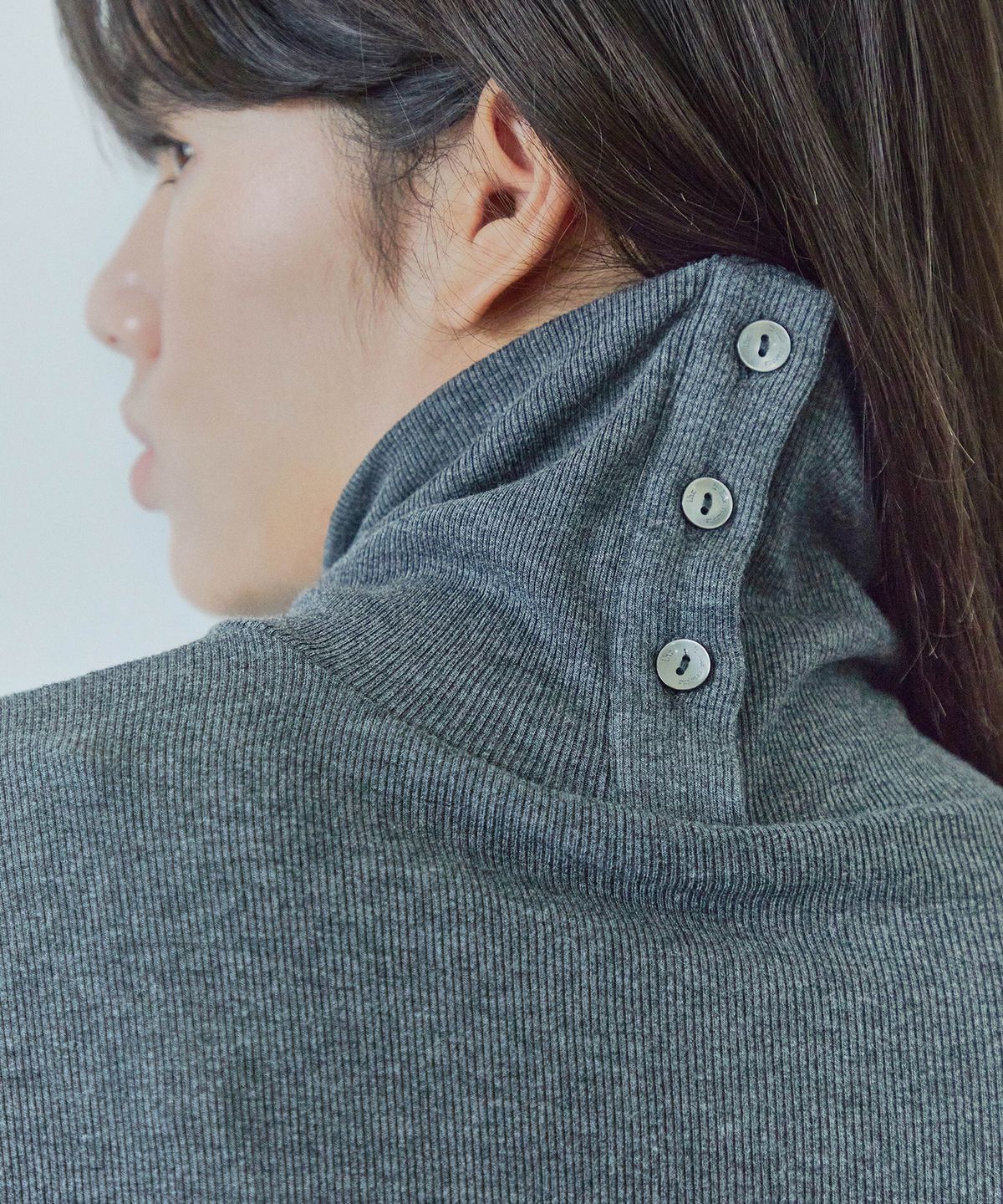 아이에이치알(IHR) 버튼 디테일 터틀넥 / 차콜
