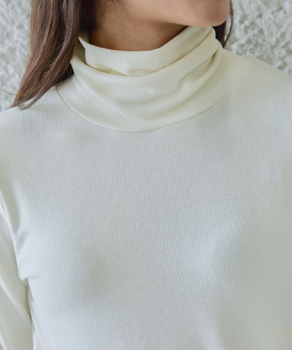 아이에이치알(IHR) 버튼 디테일 터틀넥 / 아이보리