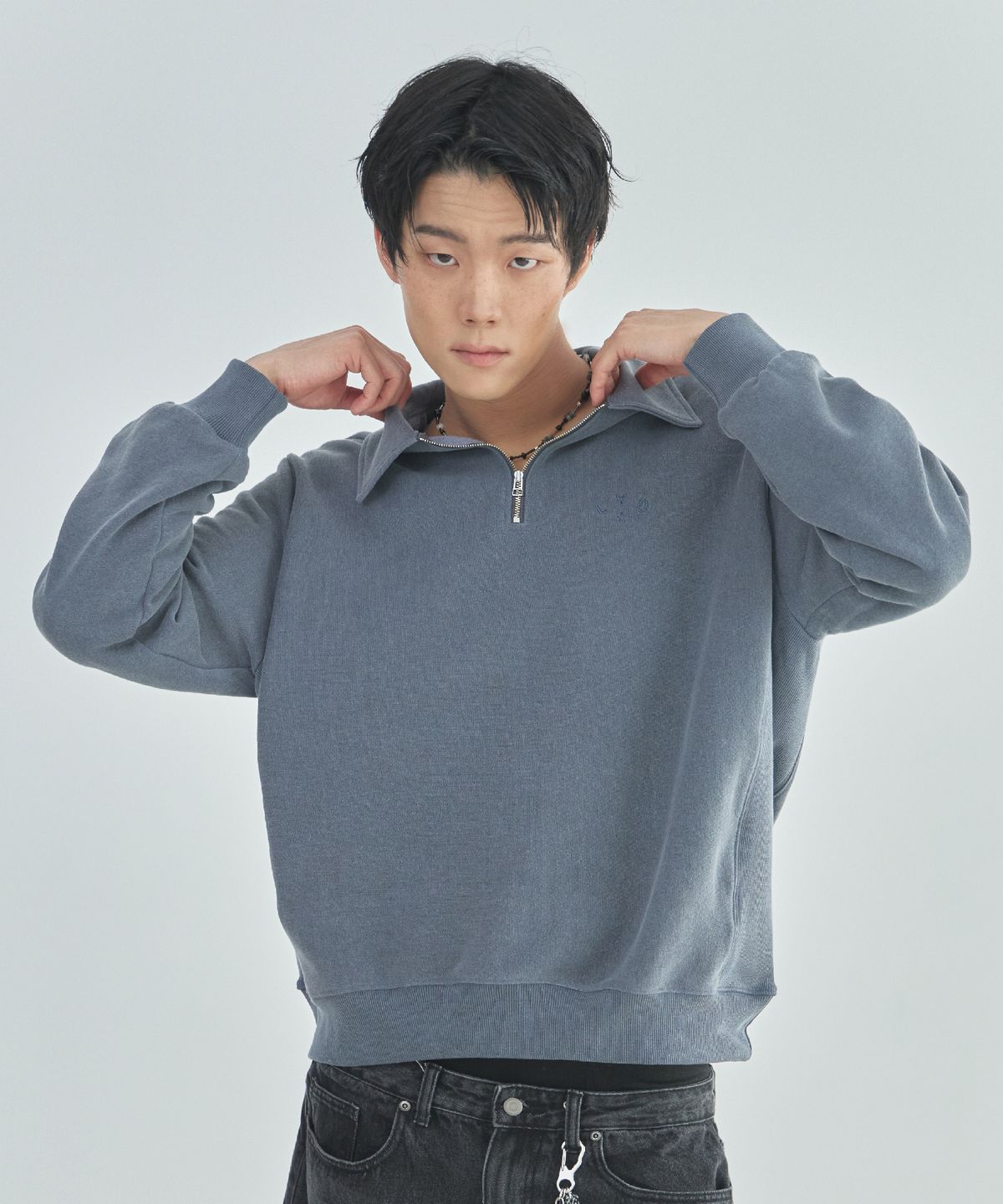 라드에디션(LAD EDITION) 카라 하프 집업 스웻셔츠_블루