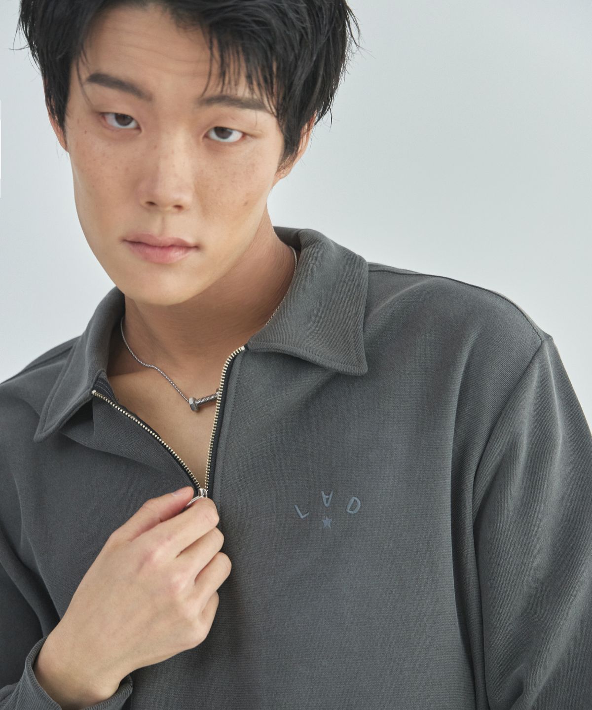라드에디션(LAD EDITION) 카라 하프 집업 스웻셔츠_차콜