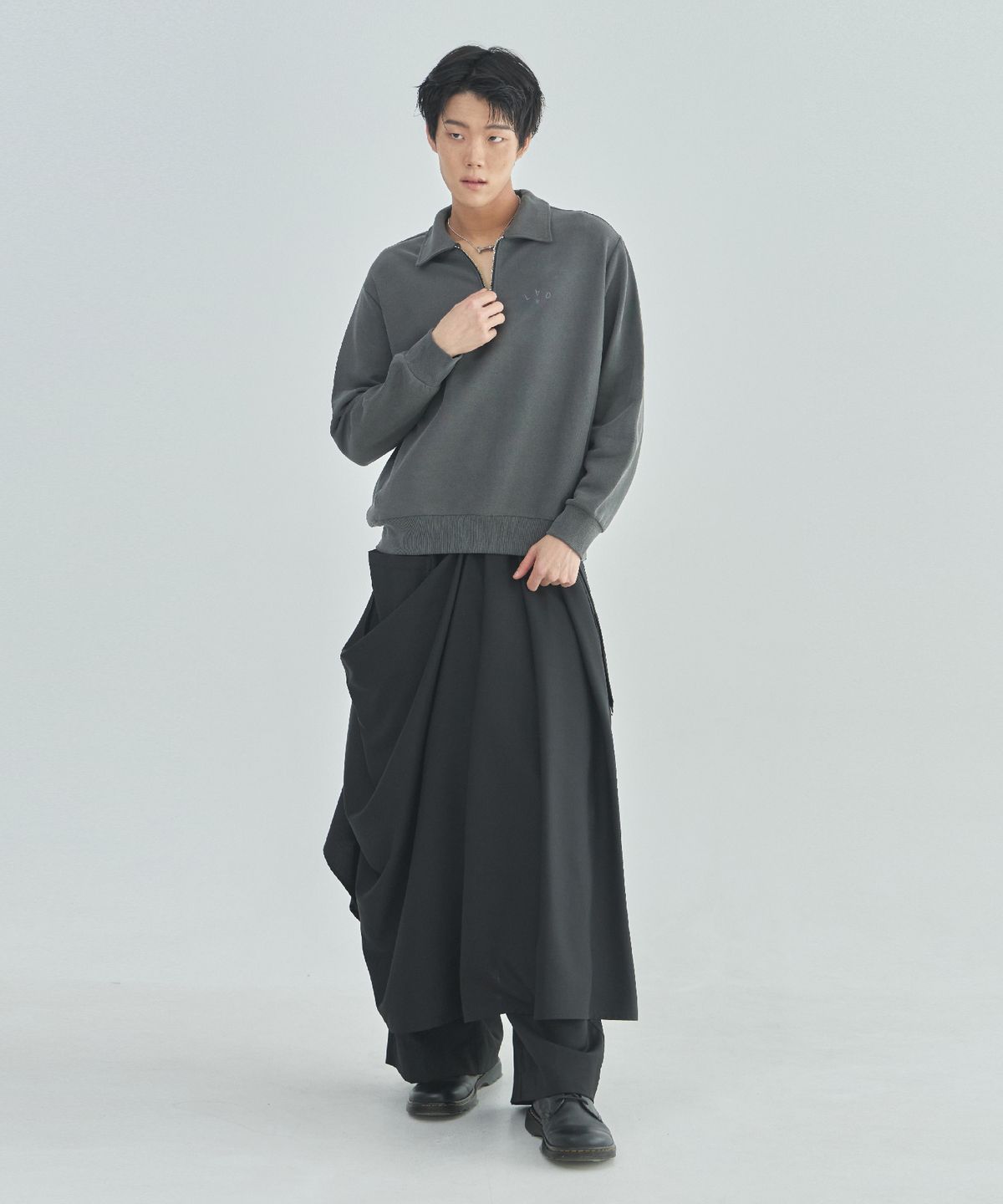 라드에디션(LAD EDITION) 카라 하프 집업 스웻셔츠_차콜