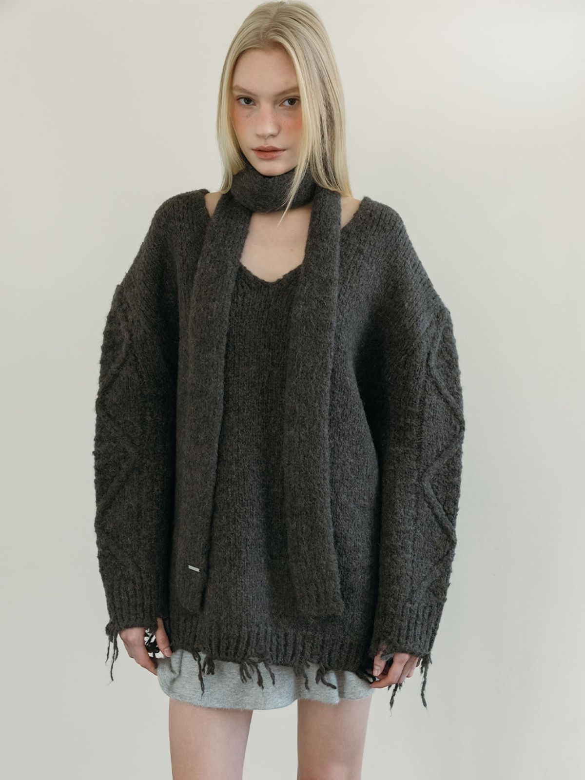 모이페어(MOIFAIRE) DAMAGE CABLE KNIT / CHARCOAL
