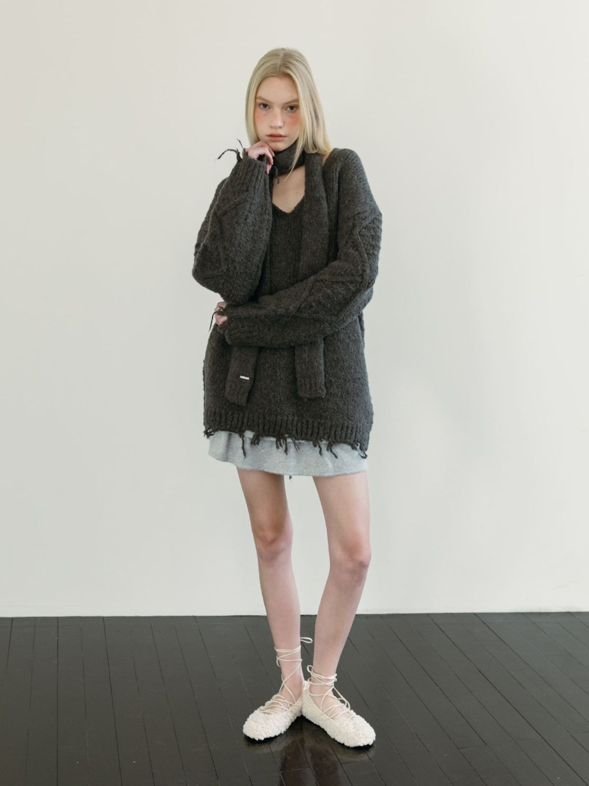 모이페어(MOIFAIRE) DAMAGE CABLE KNIT / CHARCOAL