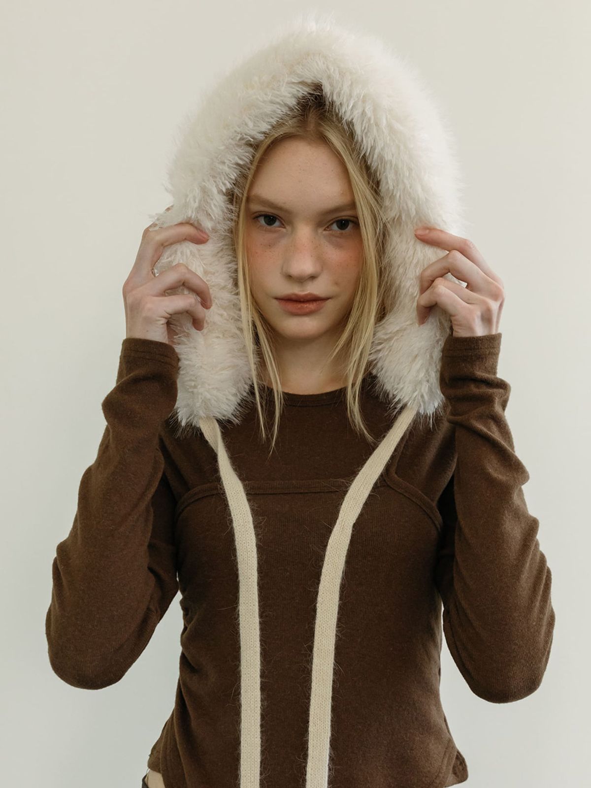 모이페어(MOIFAIRE) FUR STRAP BONNET / IVORY