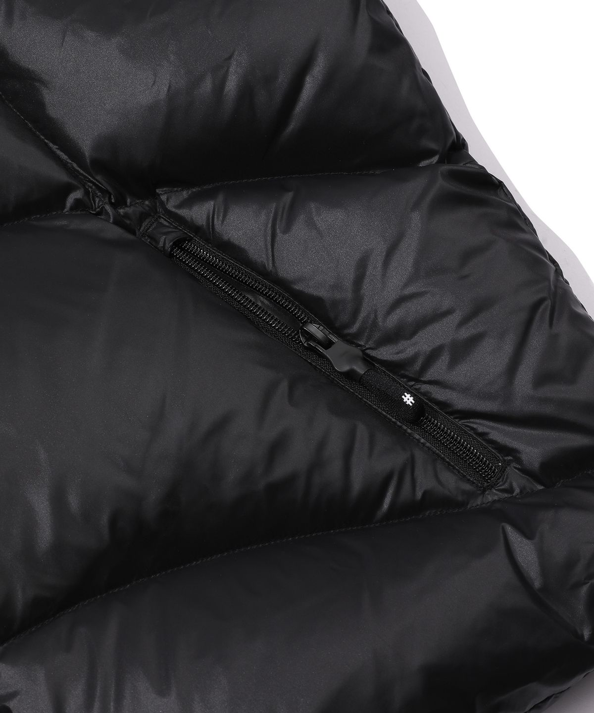 빈트릴(BEENTRILL) 히든 후드 다이애그널 헤비 다운 패딩(블랙)