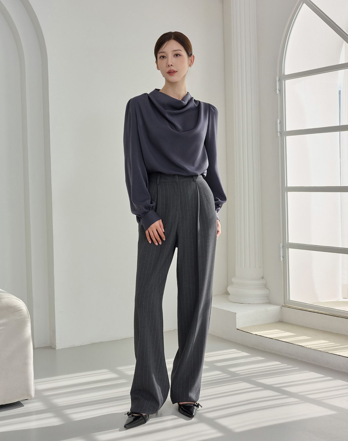 지에마르(GIEMAR) NECK DRAPE BLOUSE CHARCOAL 넥 드레이프 블라우스 차콜
