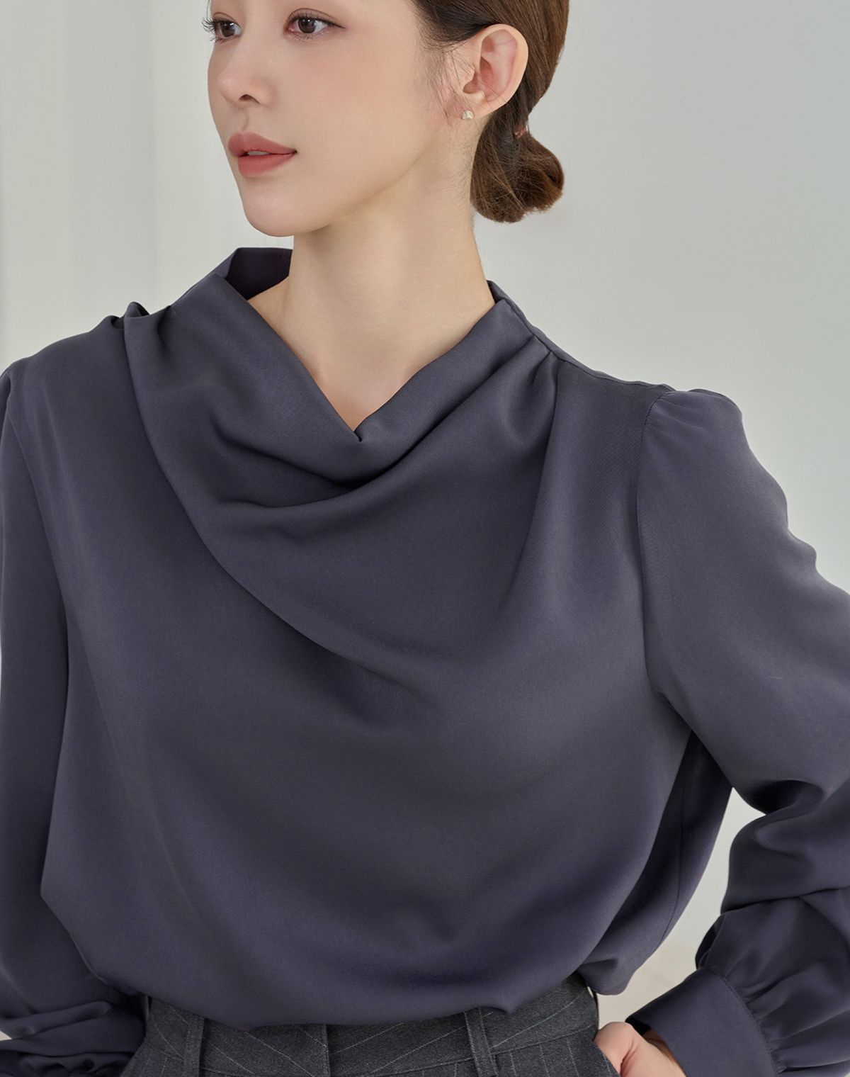 지에마르(GIEMAR) NECK DRAPE BLOUSE CHARCOAL 넥 드레이프 블라우스 차콜